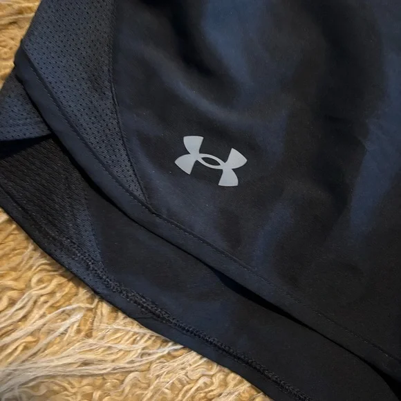 *Under Armour Women's Black Comfortable Athletic Workout Shorts Size X-Small - Picture 3 of 6